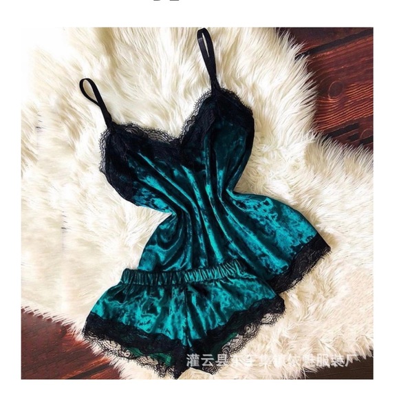 SEXY LACE PLEUCHE (Velvet) SLEEPWEAR SET - Picture 3 of 5